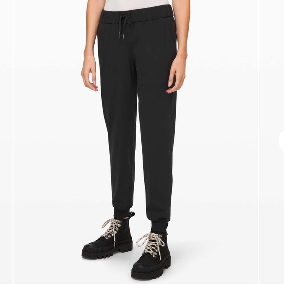 lululemon athletica Pants - Lululemon On the Fly Jogger *Luxtreme in Black size eight (8)